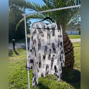 BLACK WHITE NET FLARE SLEEVE FANCY TOP SIZE M BY DOR DOR COUTOURE 🖤🎶🖤🥂